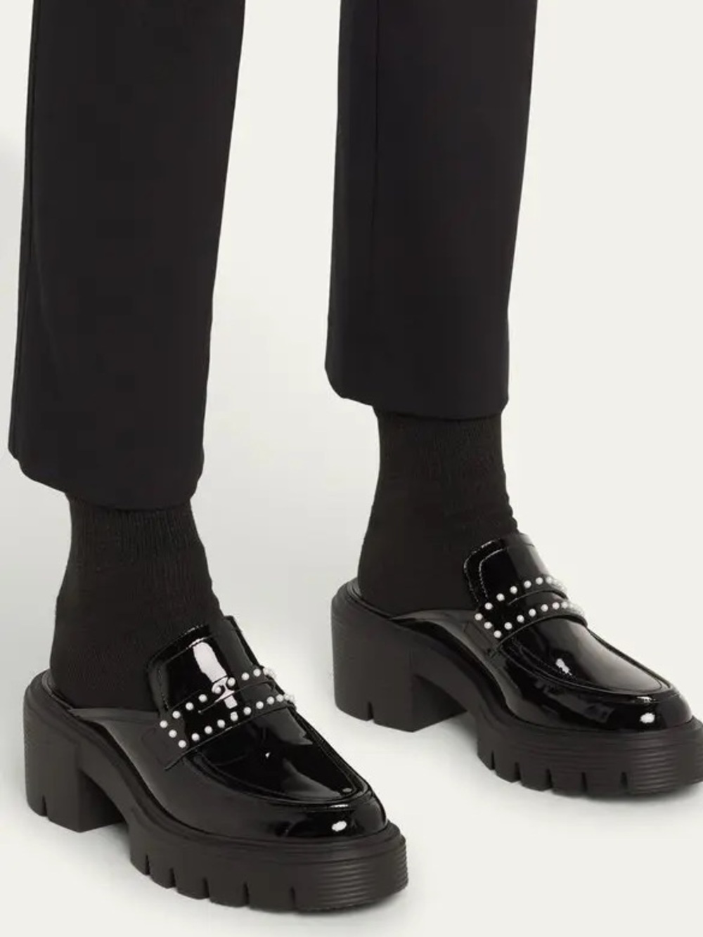 Stuart Weitzman Soho patent leather pearl-studded loafer mules in black. Sz 9